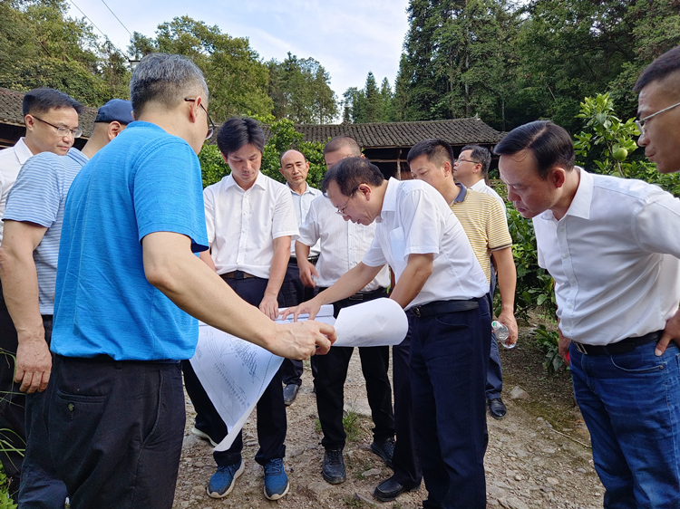 高速集团总工程师周栋梁检查洞庭溪沅水特大桥项目前期工作.jpg